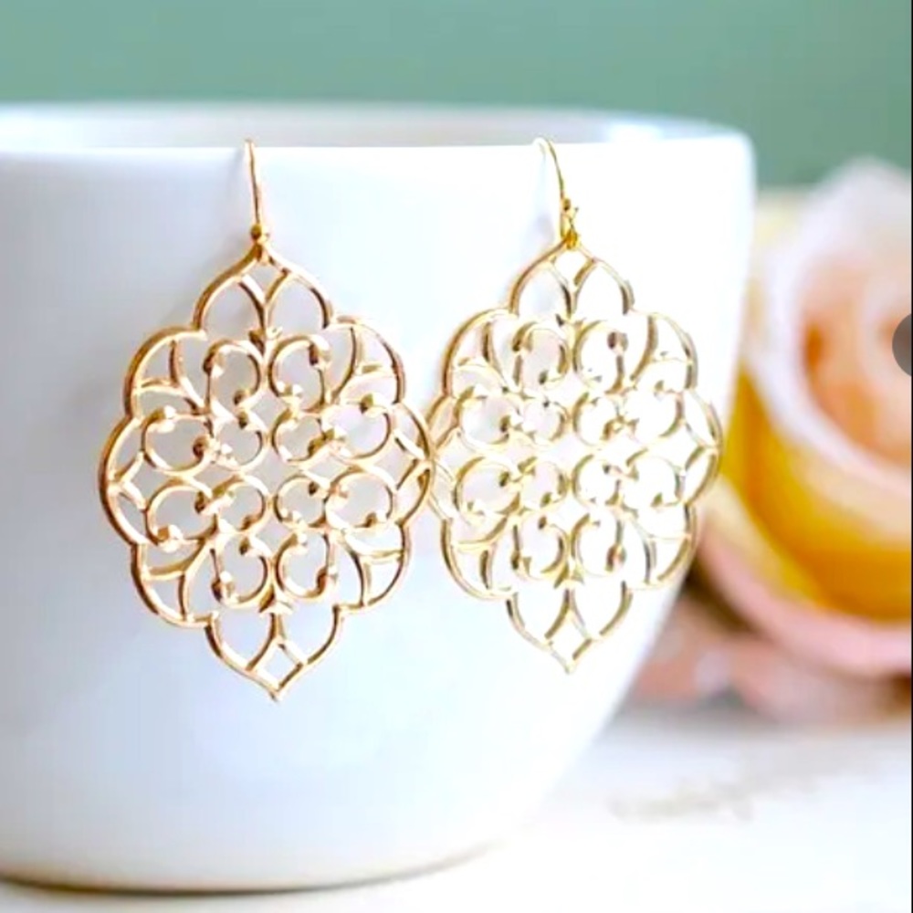 Filigree & Scrollwork Fancy Dainty Delicate Lightweight Gold Statement E… - Picture 2 of 5